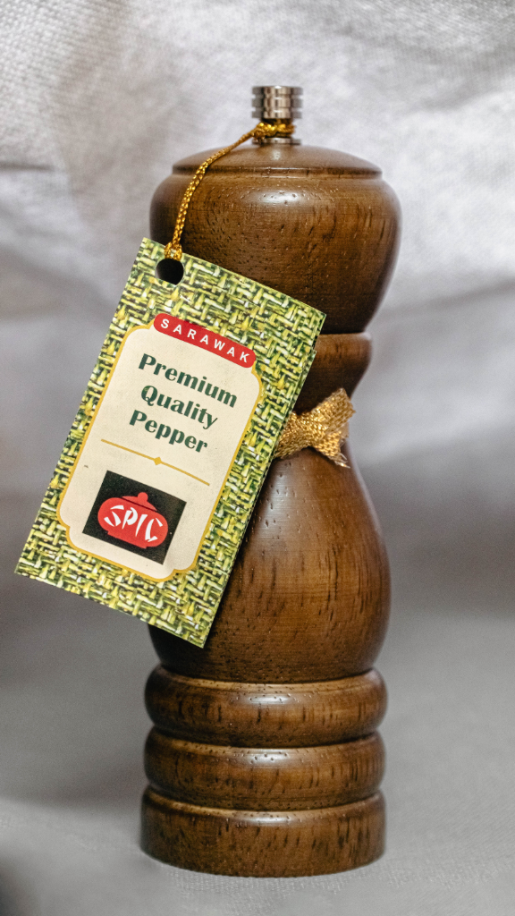 [Halal] SPIC Sarawak Black Pepper Whole in Wooden Grinder 100% Pure   Biji Lada Hitam dalam Pengisar Kayu 100% Tulen